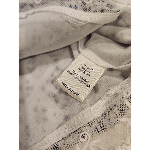 Skies are Blue Langlock Cold Shoulder Small Top White/Blue Geometric Crochet - Picture 7 of 7